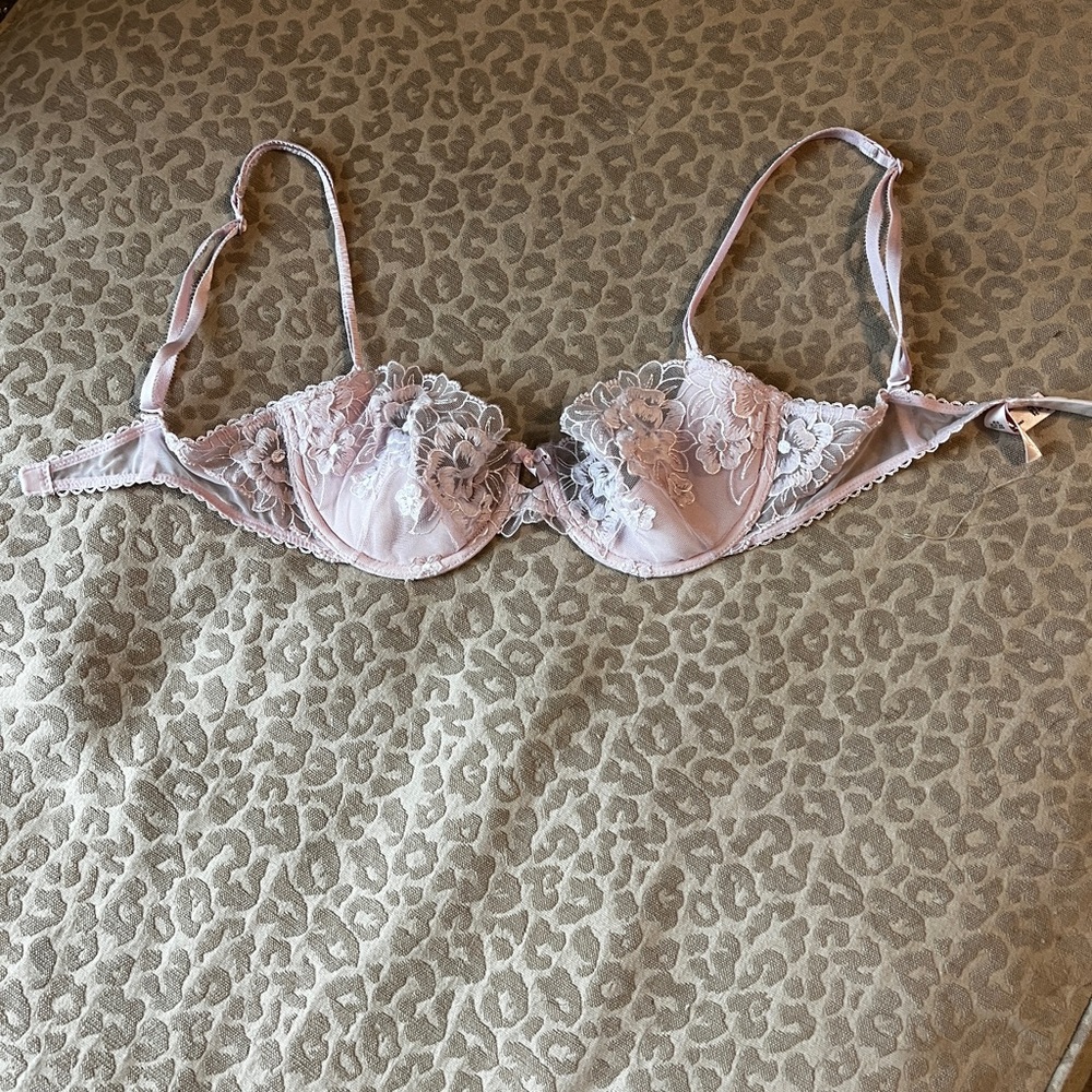 Vintage Victoria's Secret Lace Underwire Bra in Soft Pink/Lilac